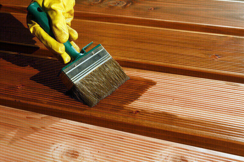 Terrassendielen nach dem Verlegen streichen und pflegen mit Pinsel und Öl