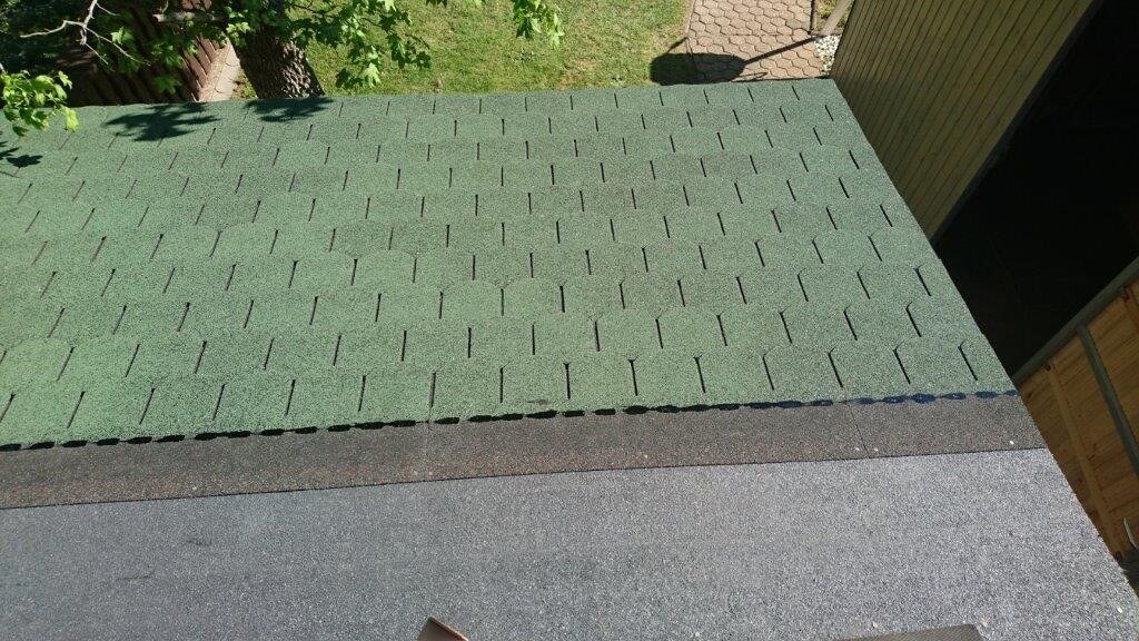 Holzgartenhaus montieren: Dachbelag anbringen