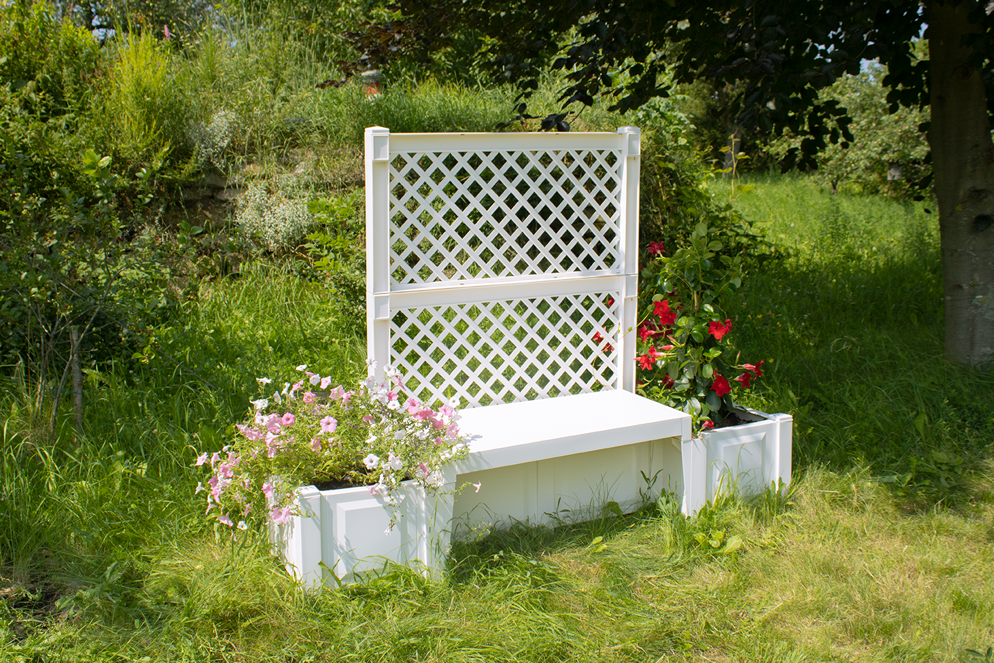 Gartenbank Kopenhagen mit Spalier und Blumenkästen