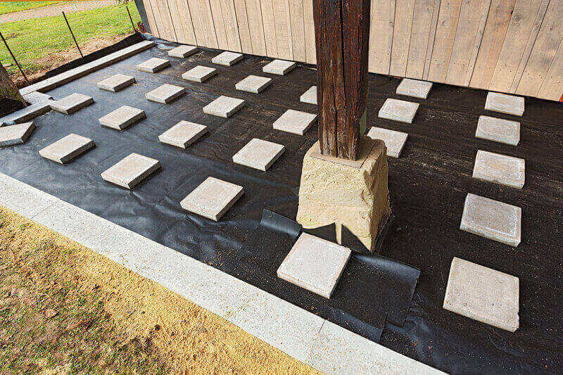 Unterkonstruktion mit Steinplatten anlegen für den Terrassenbau