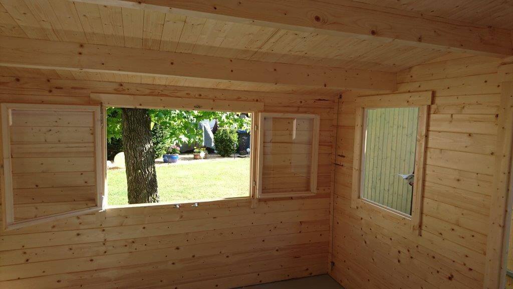 Holzgartenhaus montieren: Türen und Fenster einsetzen