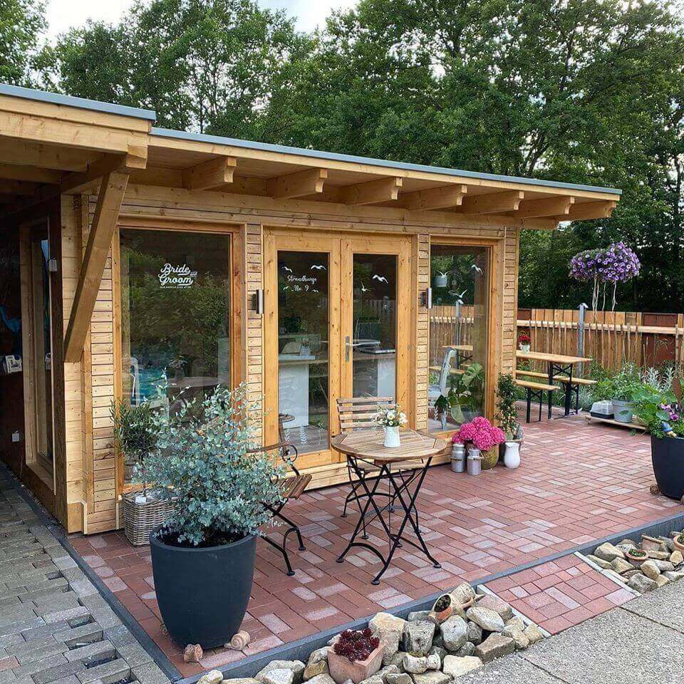 Gartenhaus einrichten mit Terrasse